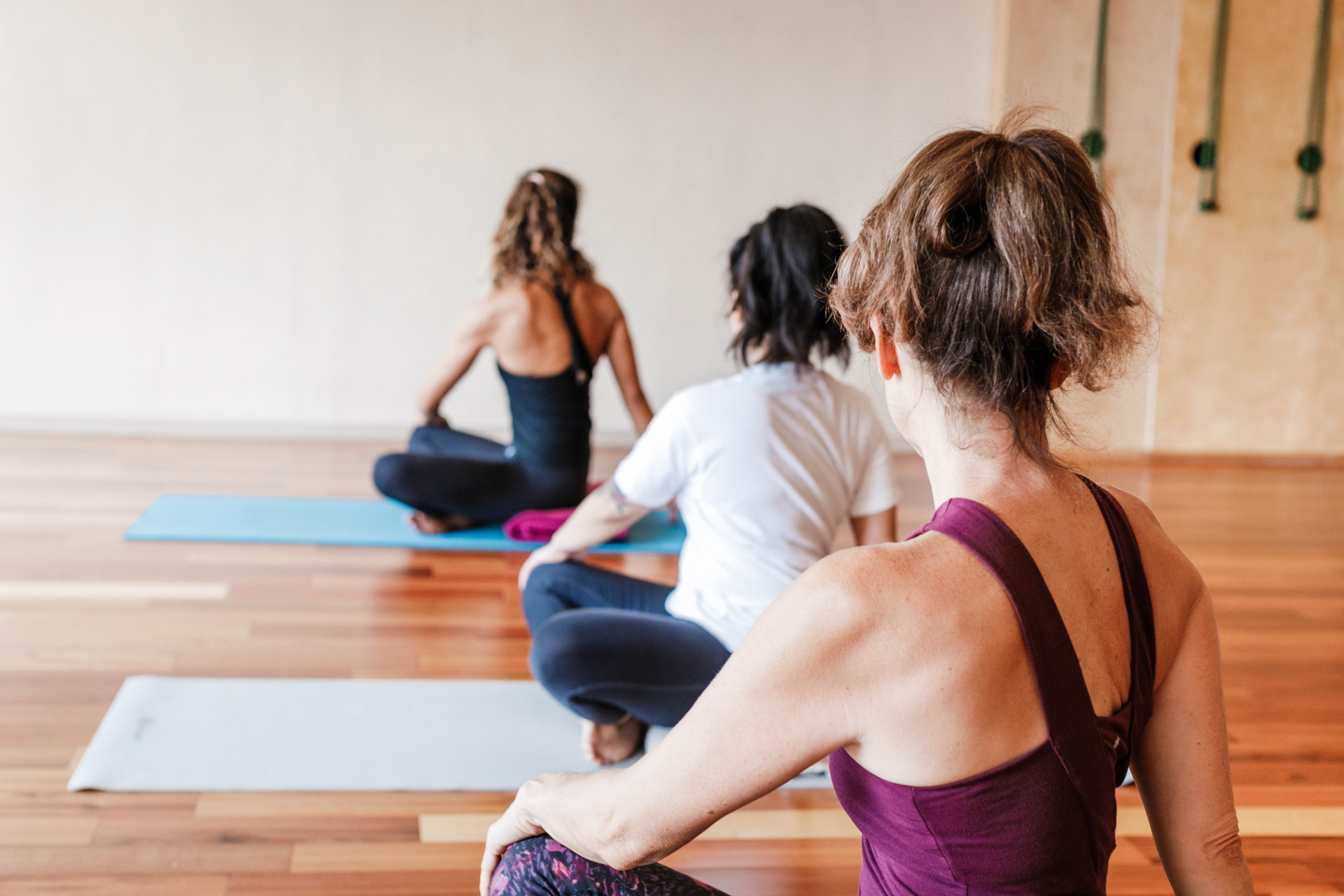 WOMEN-YOGA-CLASS - ArtStart